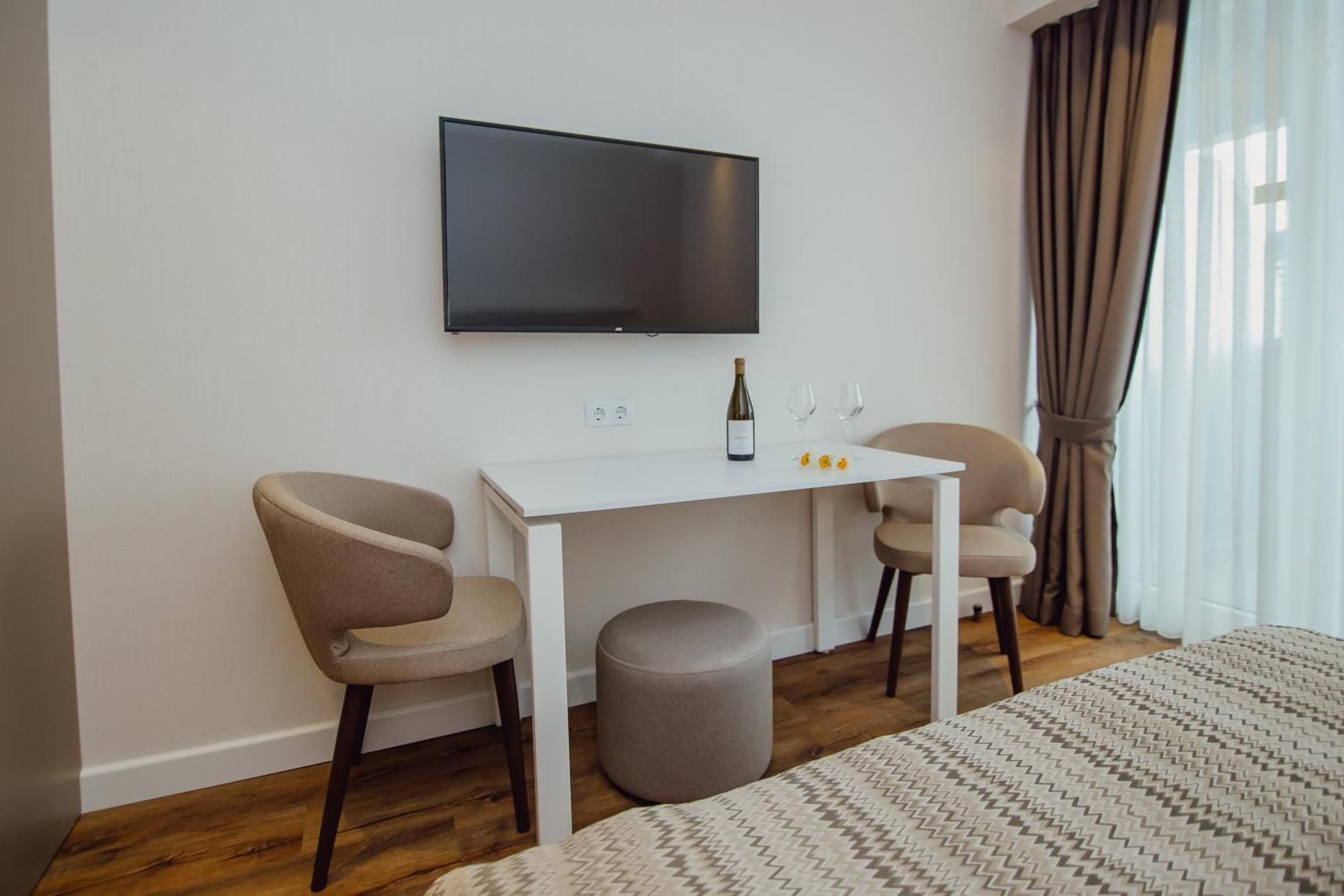 Sunshine Apartments Batumi Bagian luar foto