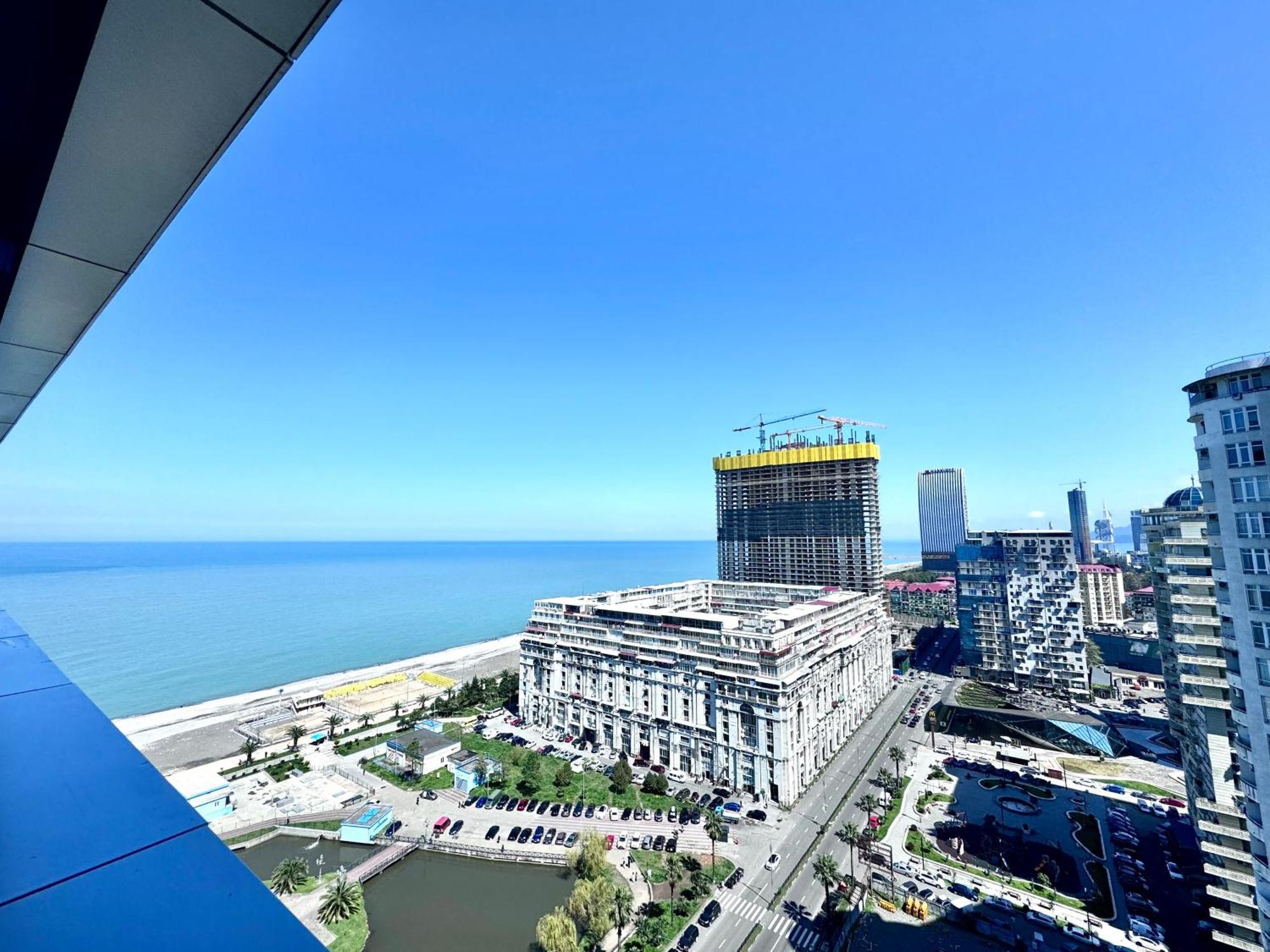 Sunshine Apartments Batumi Bagian luar foto