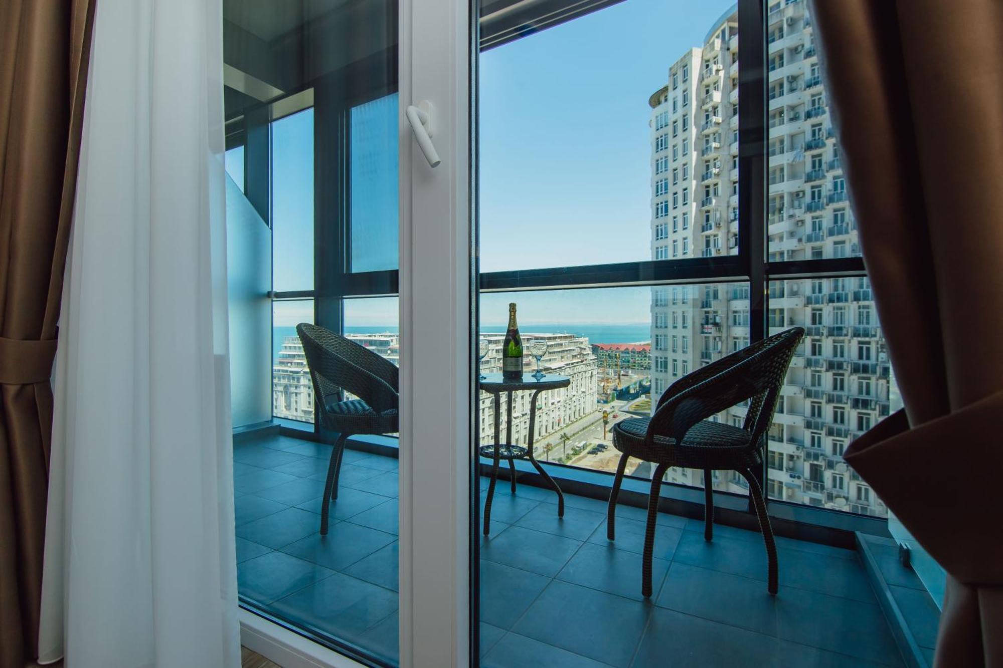 Sunshine Apartments Batumi Bagian luar foto