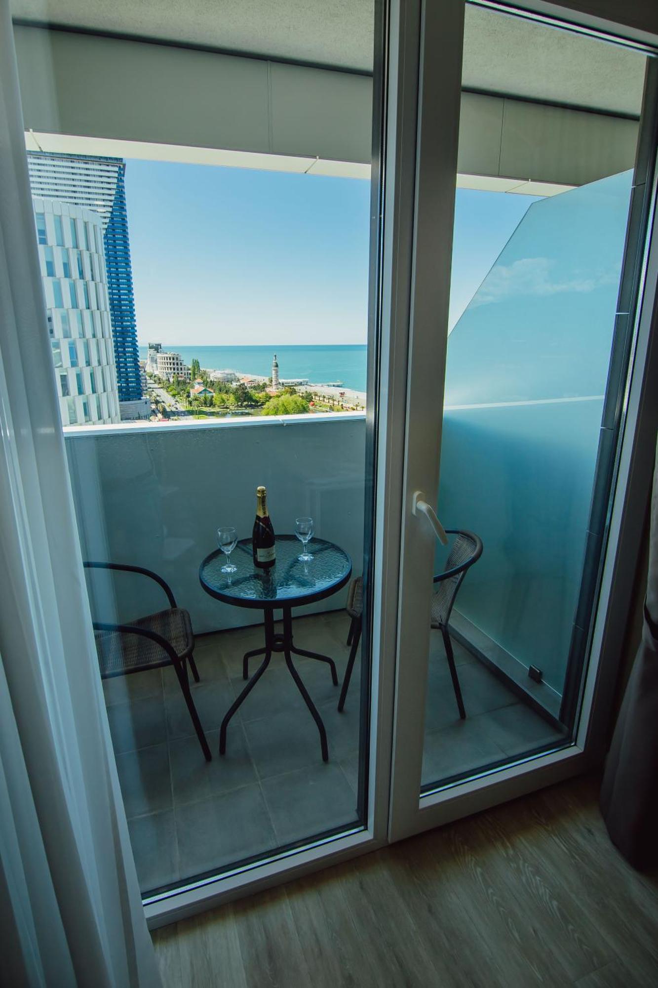 Sunshine Apartments Batumi Bagian luar foto