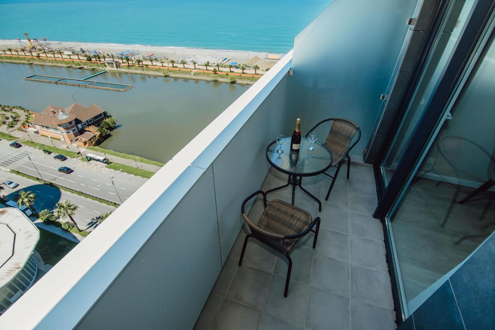 Sunshine Apartments Batumi Bagian luar foto