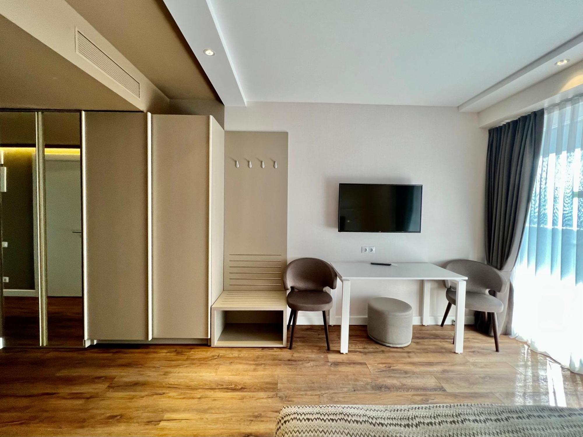 Sunshine Apartments Batumi Bagian luar foto