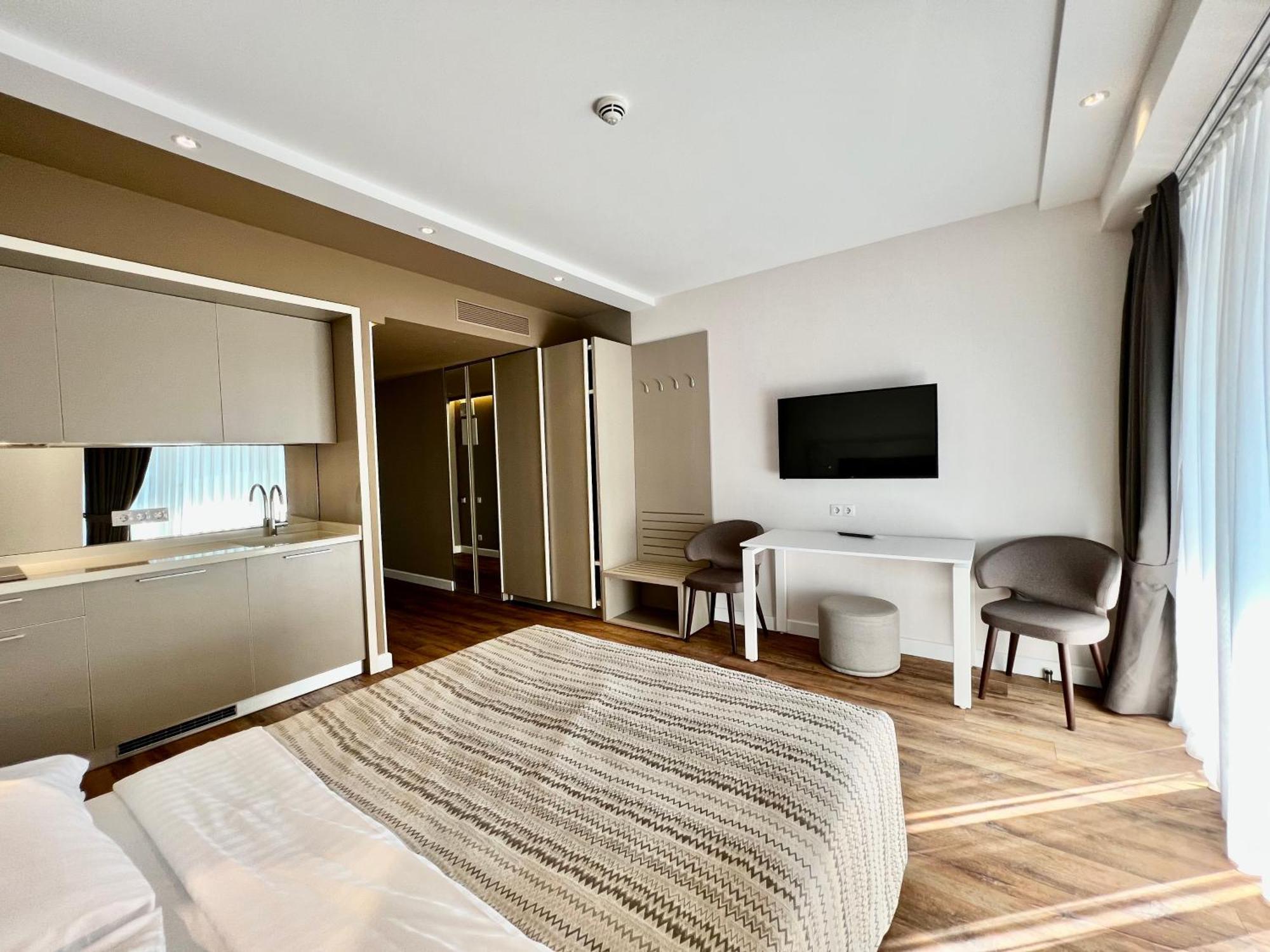 Sunshine Apartments Batumi Bagian luar foto