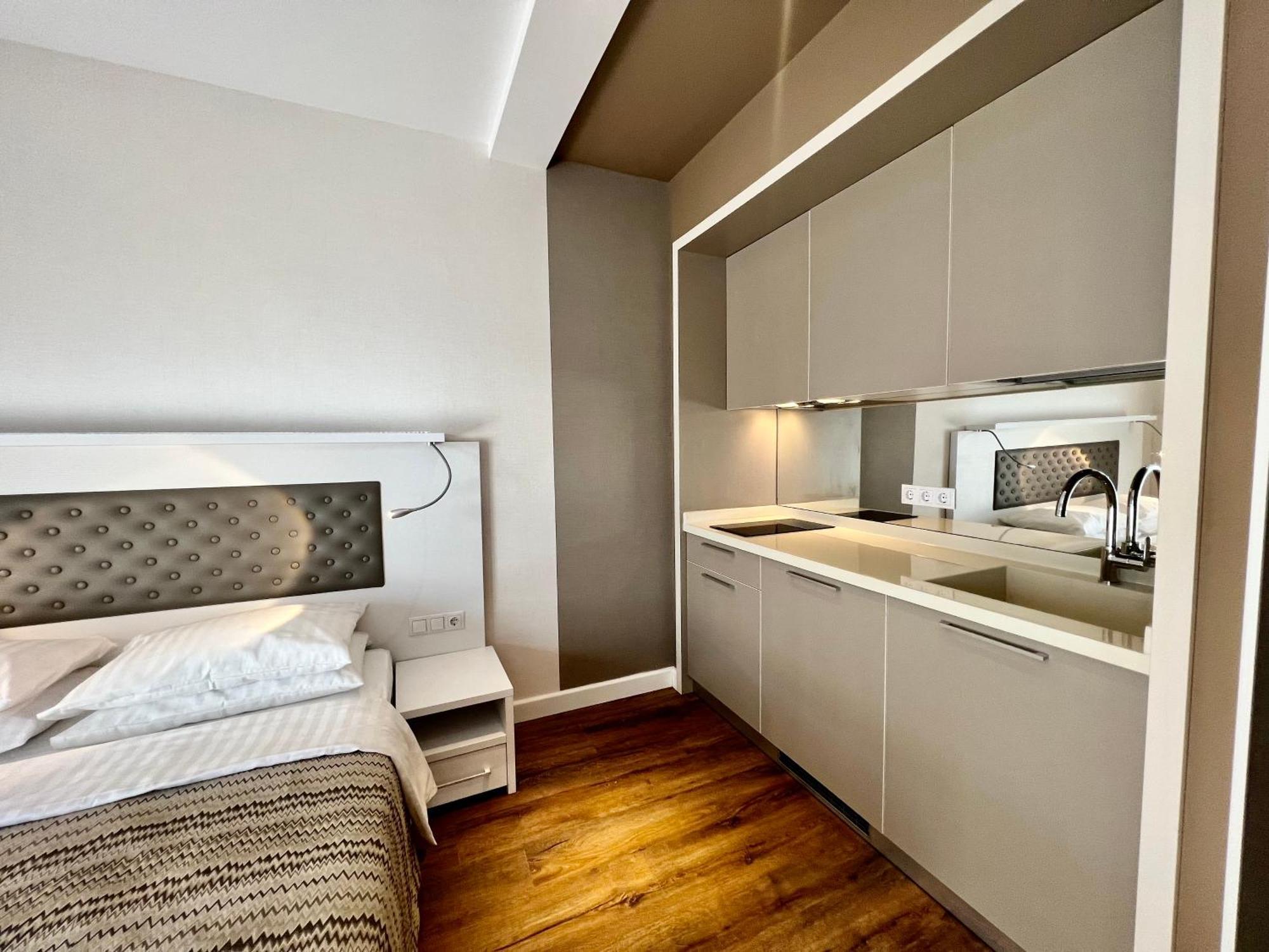 Sunshine Apartments Batumi Bagian luar foto