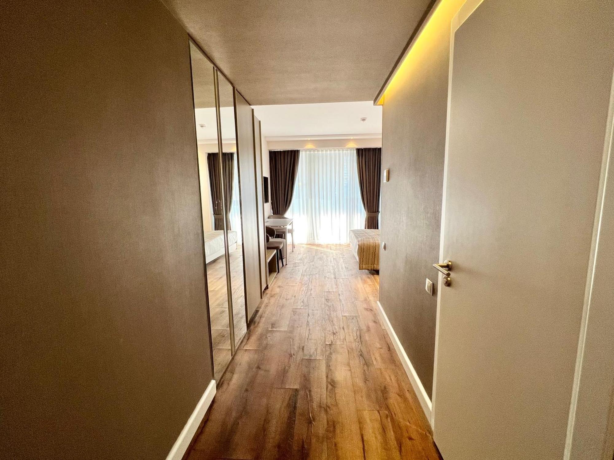 Sunshine Apartments Batumi Bagian luar foto