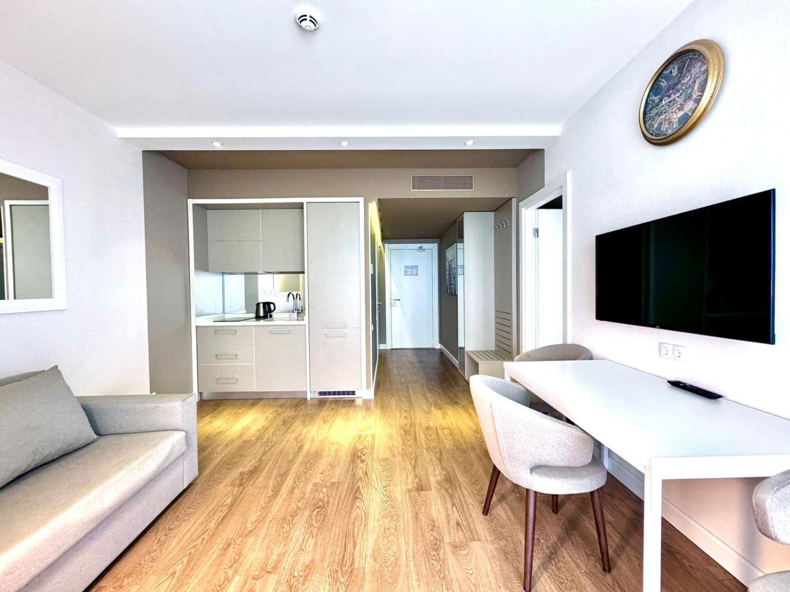 Sunshine Apartments Batumi Bagian luar foto
