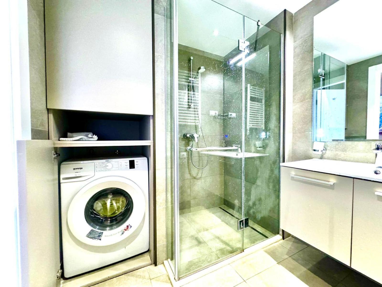 Sunshine Apartments Batumi Bagian luar foto